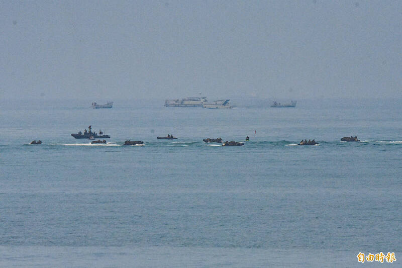 CRRC突擊艇自登陸艇下放後，先行聚集環繞，確認士兵適應海面狀況。（記者吳哲宇攝）