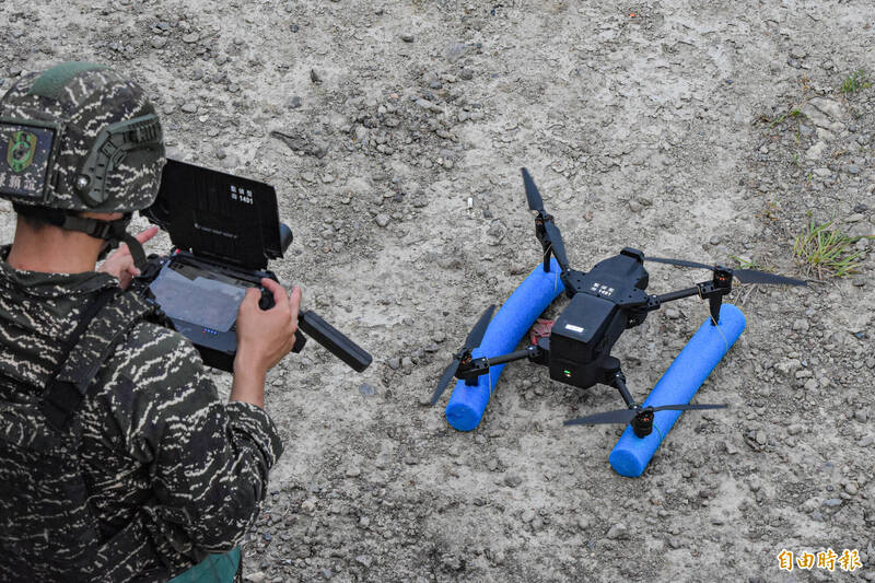 海軍陸戰隊官兵操作監偵型無人機，藉此扮演空中之眼，提供友軍戰場情資。（記者吳哲宇攝）
