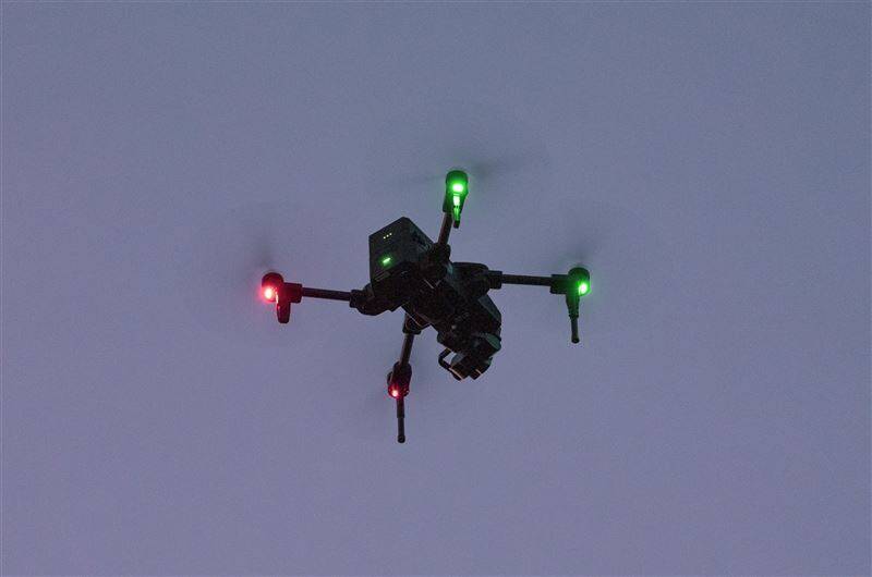 微型無人機升空，協助後方指揮所掌握戰場影像情資，加速決策。（取自青年日報）