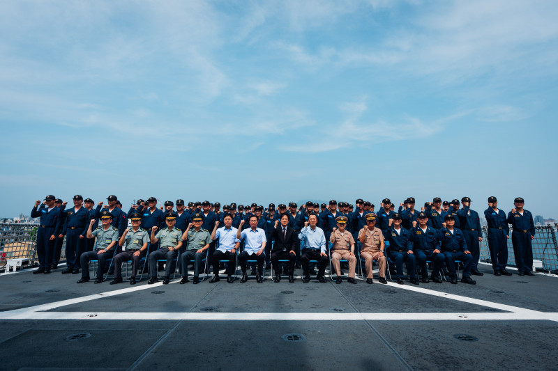 賴清德總統今登左營軍艦勗勉「海強操演」官兵，強調國軍將全面提升戰力。（總統府提供）