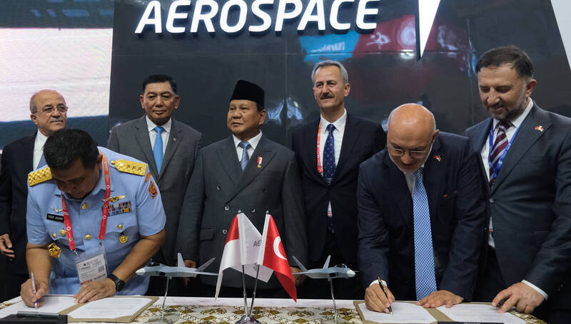 印尼前國防部長、現任總統普拉伯沃（Prabowo Subianto）今年6月在當地國防展期間，與土耳其航太工業正式簽約採購48架「可汗」五代戰機。（土耳其航太工業官網）