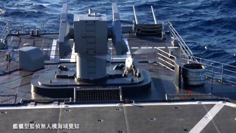 海軍在「海強操演」中，進行艦載監偵型無人機起降，並且監控敵艦目標行蹤。（圖：取自總統府影片）