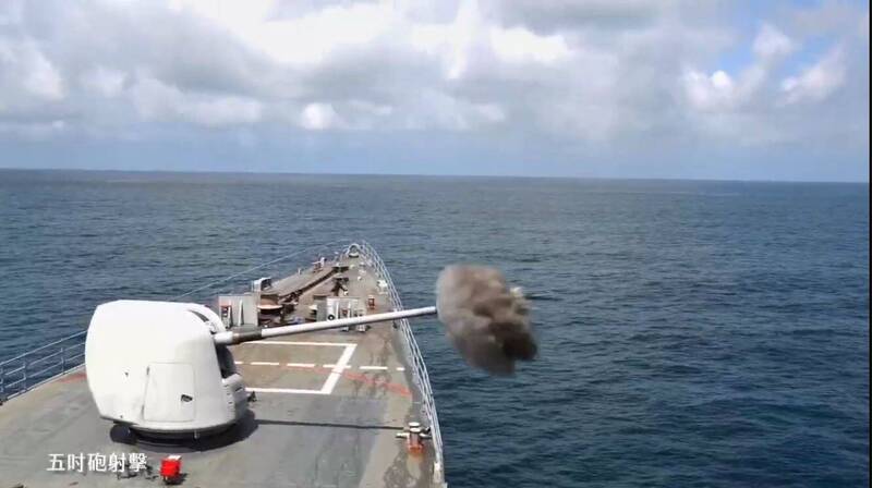 海軍「海強操演」，在經過5天的多層次項目密集演練後，已在今天中午結束。圖為軍艦進行5吋砲射擊。（圖：取自總統府影片）