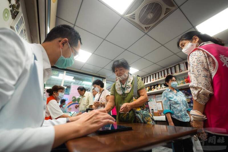 醫護人員提供民眾醫護諮詢。（圖：軍聞社提供）