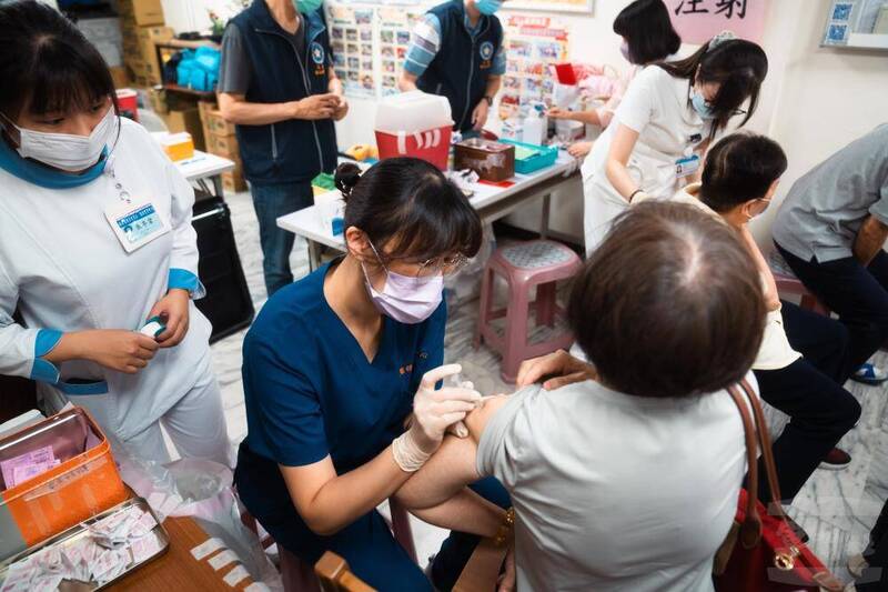 民眾接種流感及新冠肺炎疫苗。（圖：軍聞社提供）