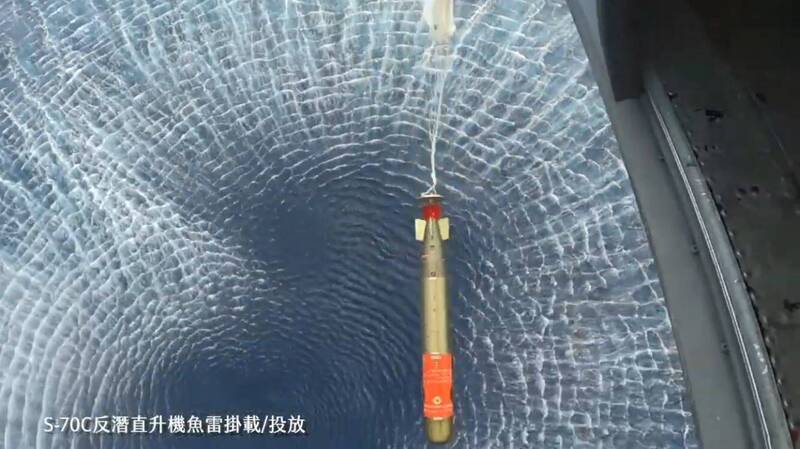 海軍以S-70C（M）反潛直升機進行魚雷掛載及投放，對敵艦目標進行追擊反制。（圖：取自總統府影片）