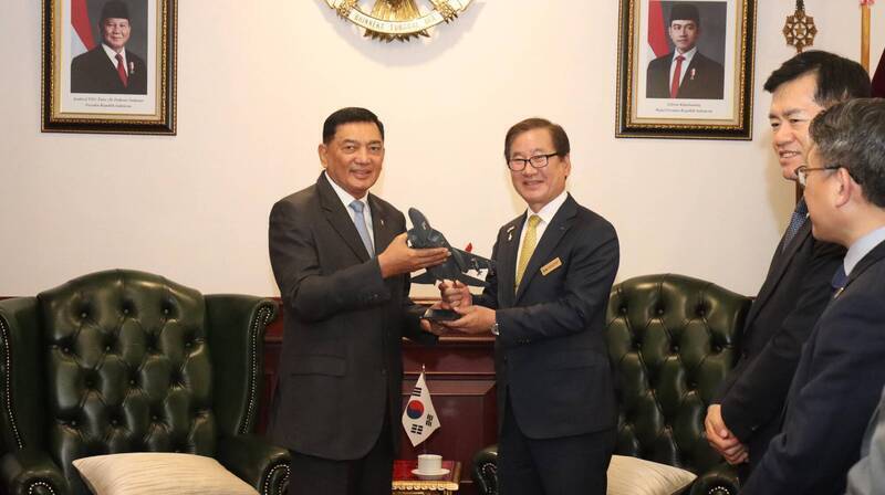 印尼國防部長夏弗里（左）今年6月會晤南韓國防部防衛事業廳代表團一行人，就雙邊重啟KF-21戰機合作開發案達成協議。（印尼國防部官方X帳號 @Kemhan_RI）