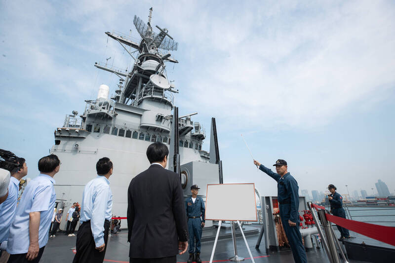 參與強操演的海軍官兵們每人都身著藍色的連身工作服，艙內的官兵還戴上頭套面罩。圖為左營軍艦幹部為賴總統說明艦載防空飛彈性能。（圖：取自總統府網站）