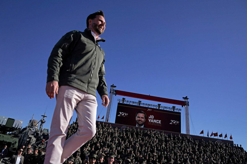 美國副總統范斯在陸戰隊250週年慶祝活動上登台致詞。（法新社）