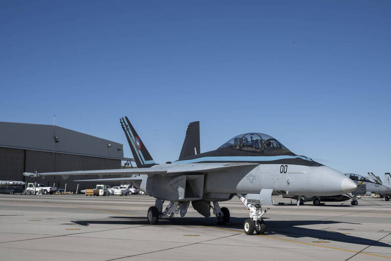 赫格塞斯此次乘坐的雙座型「超級大黃蜂」戰機，可見機身周圍有特殊的黑藍色塗漆，為響應電影《捍衛戰士：獨行俠》而生的專屬彩繪機。（美軍DVIDS網站）