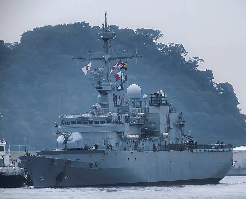 16日抵達日本橫須賀軍港的「牧月號」巡防艦。（取自X帳號 @WarshipCam）