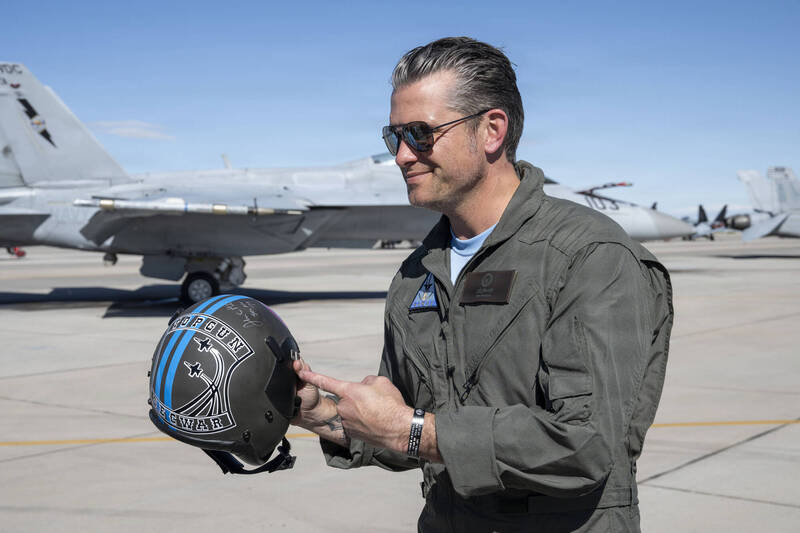 赫格塞斯在「TOP GUN」的專屬飛行頭盔上留下親筆簽名。（美軍DVIDS網站）