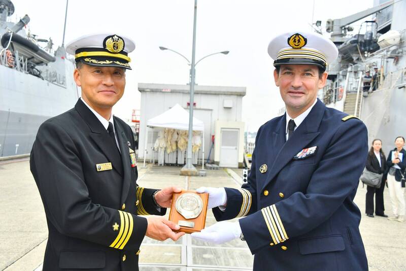 海自護艦艦「照月號」（DD-116）艦長，16日親自迎接法軍官兵和「牧月號」的到來。（横須賀地方総監部官方X帳號）