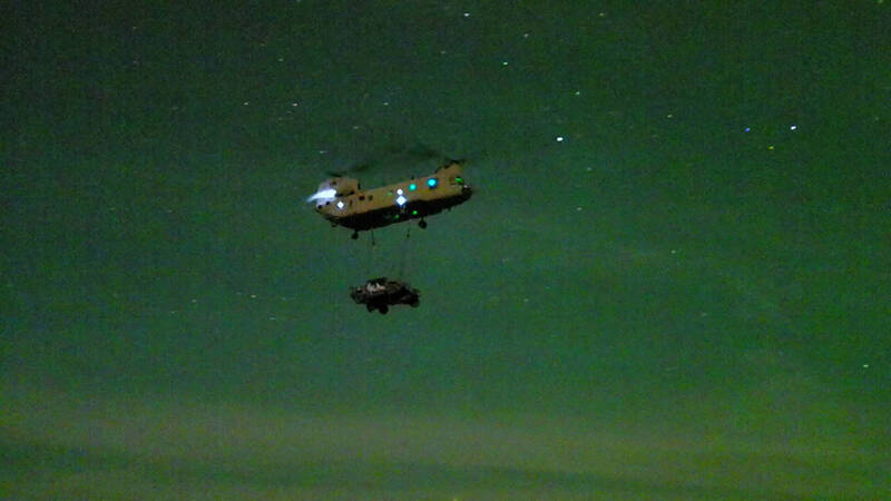 美陸軍第101航空作戰旅的CH-47直升機，在夜間吊掛101空降師第2旅級戰鬥隊的ISV載具，大幅提升步兵單位的長程機動能力。（美軍DVIDS網站）