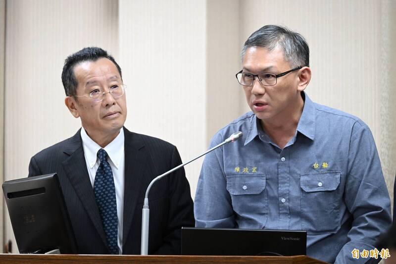 立法院外交及國防委員會邀國防部長顧立雄（左）報告「潛艦國造原型艦海測執行現況及因應作為」，併請台灣國際造船股份有限公司董事長陳政宏（右）列席備詢。（記者陳逸寬攝）