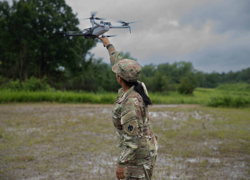 圖為奧克拉荷馬州美國陸軍國民兵第45步兵旅級戰鬥隊，於演訓任務中施放無人機。（美軍DVIDS網站）
