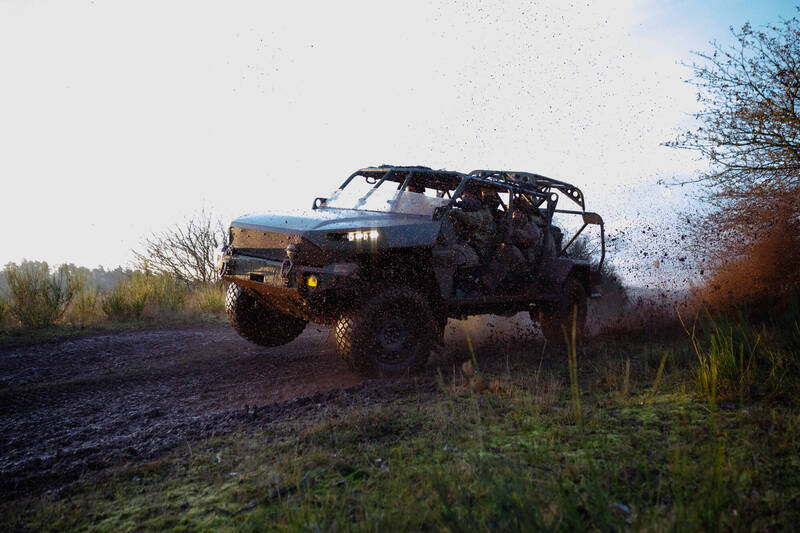 圖為美陸軍第10山地師第3旅級戰鬥隊官兵，2024年輪調歐陸期間駕駛ISV進行訓練。（美軍DVIDS網站）