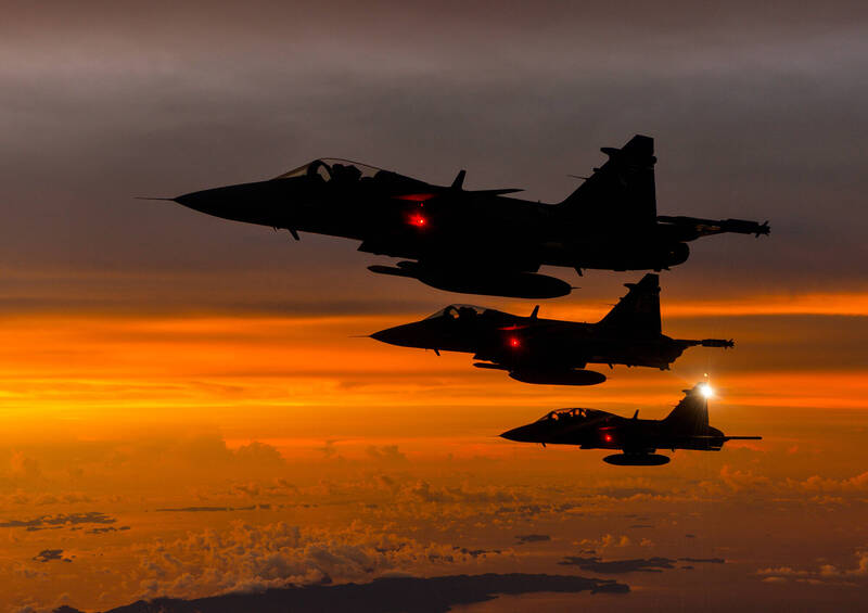 泰國皇家空軍的JAS 39C戰機。該國是繼瑞典、巴西和哥倫比亞後，第四個下訂JAS 39E/F型機的國際客戶，規劃籌獲12架，目前下單4架。（瑞典紳寶集團官網）