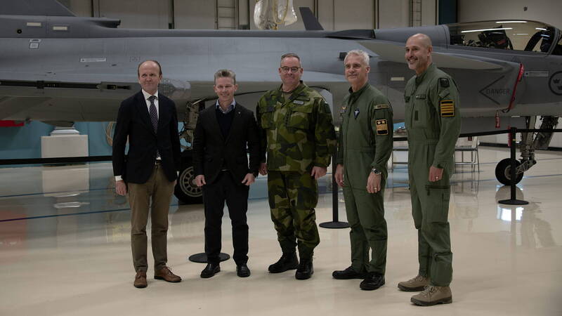 為見證首架新一代JAS 39E戰機交付空軍，瑞典國防物資管理局長、國防部長、國防軍司令、空軍參謀長和聯隊長（由左至右）皆出席見證。（瑞典國防軍官網）