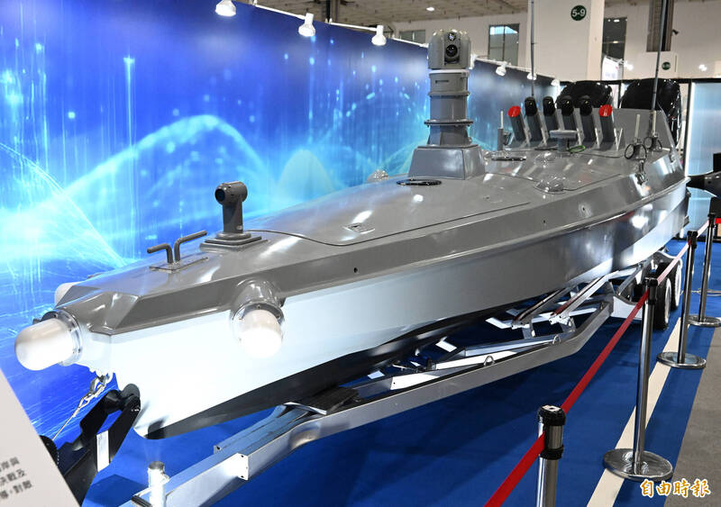 中科院今年8月完成「快奇」攻擊無人艇作戰測評，並於台北國際航太國防展亮相。海軍參謀長邱俊榮證實，海軍濱指部後續將納入無人機、無人艇，滿足「濱海打擊、重層截擊」作戰規劃。（本報資料照，記者廖振輝攝）