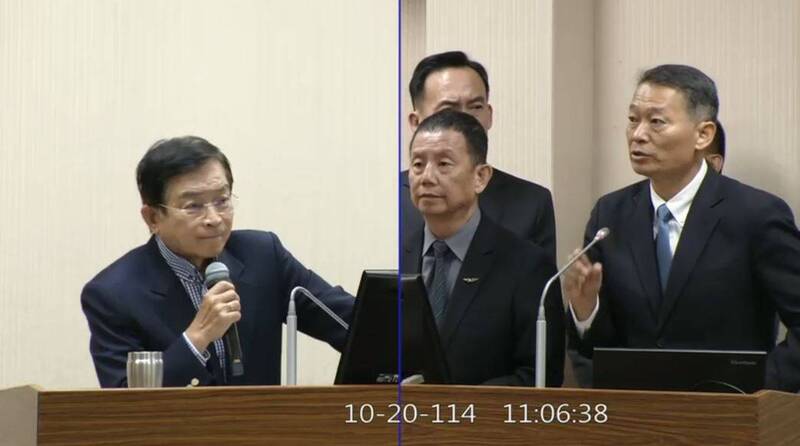 我國向美採購66架F-16V BLK70型戰機，交機期程恐已生變，空軍司令部參謀長李慶然中將（右）昨天在立院答覆立委賴士葆（左）質詢時坦承，「評估風險相當高」。（圖：取自立法院會議視訊系統）