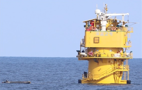 中國聲稱是深海養殖設施的構造物「深藍2號」上，被發現有5名人員活動。（南韓國會議員李炳鎮在國會公佈照片）