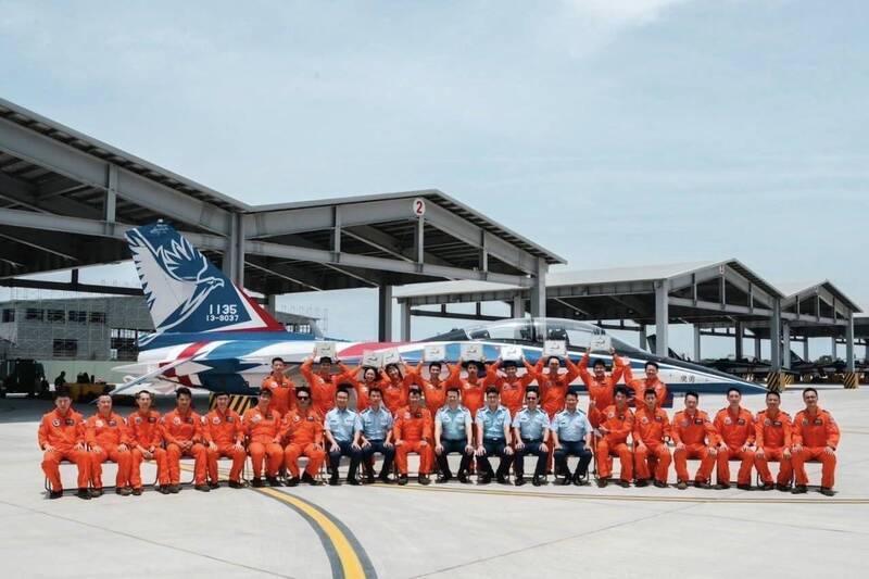 112年乙班戰鬥組學員今（2025）年5月初通過勇鷹高教機單飛考核，獲頒機型臂章展開後續訓練。（中華民國空軍官方Facebook）