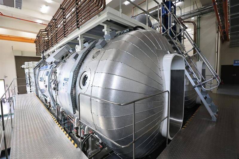 模擬飽和潛水訓練艙為耐高壓特殊鋼打造艙體，可抗壓30大氣壓以上，且為工業級多層隔熱材料，可阻絕熱傳導與溫差波動。（圖取自青年日報）