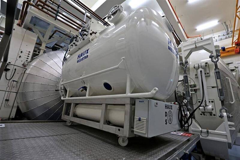 轉移艙可海軍艦艇演練子母艙接合，並能在加壓條件下運輸潛水員、支援異地潛水減壓症治療及特殊緊急情況救生艙。（圖取自青年日報）