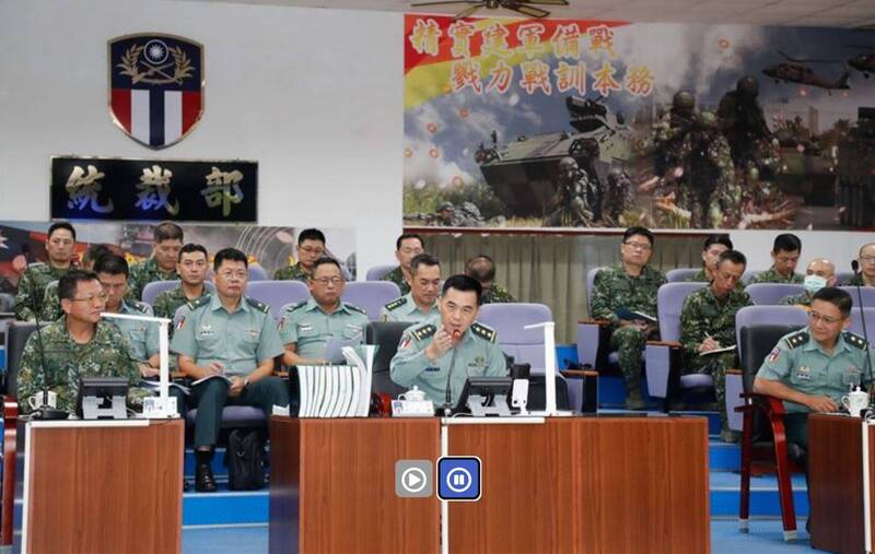 陸軍預計自周六（25日）起實施「陸勝一號」聯兵旅對抗操演，這次操演2個對抗的聯兵旅都將配屬陸航、特戰、心戰、後備、資通電，以及空軍部隊，對抗規模大為升級，更將展現陸軍作戰的全新思維。圖為陸軍司令呂坤修上將（中）昨天視導「陸勝操演」統裁部操演整備實況。（圖：取自青年日報）