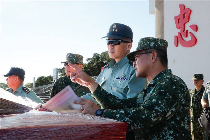 根據規劃，首支M1A2T戰車營將於裝甲584旅率先成軍。圖為陸軍司令呂坤修上將本月赴美參訪前，親赴部隊視導新式戰車成軍前整備。（取自青年日報）