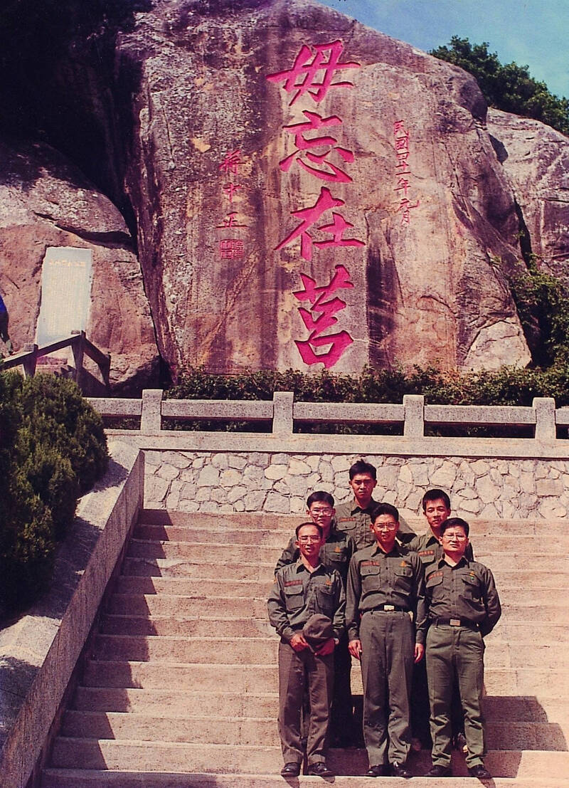 賴清德（最右排後者）昔日服兵役照片，與同梯在金門太武山上的「毋忘在莒」石碑前合影。（擷取自賴清德YouTube）