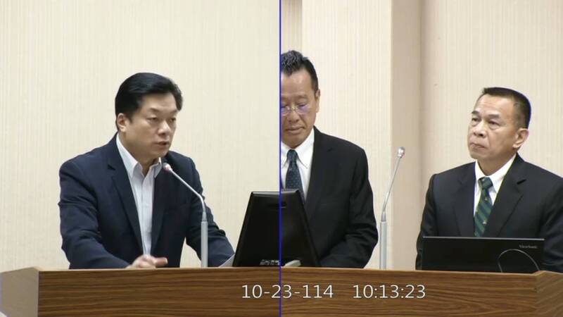 外交國防委員會立委陳俊宇今（23）提詢國防部長顧立雄，關心M1A2T戰車換裝成軍進度，對此，顧立雄證實，首支新式戰車營將於10月31日正式成軍。（擷自立法院視訊隨選IVOD）