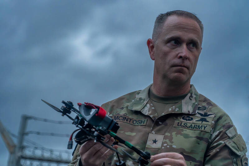 美陸軍第101空降師副指揮官麥金塔許准將與他催生的「ABE 1.01」低成本FPV。（美軍DVIDS網站）