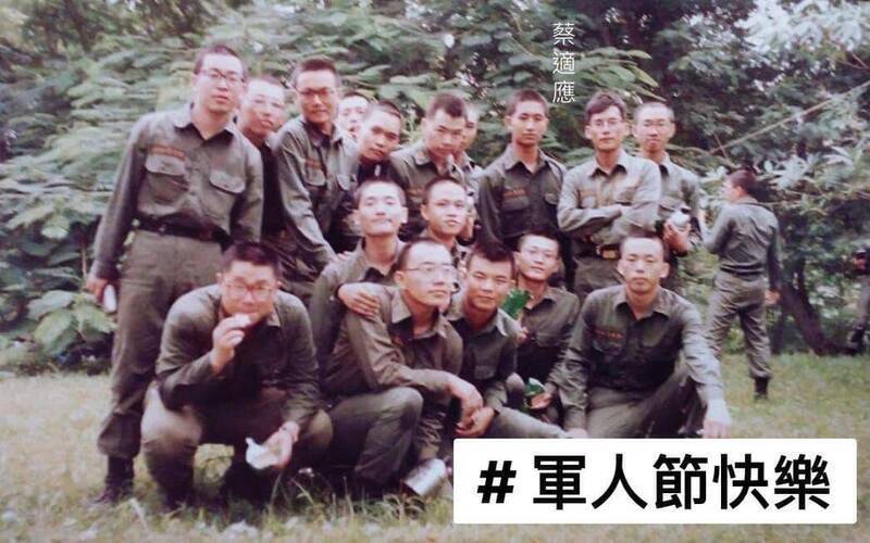 前民進黨立委蔡適應（後排右3）在台海飛彈危機期間擔任砲兵聯絡官，見證工蜂六型多管火箭及所屬官兵增援金門的過程。（蔡適應提供）