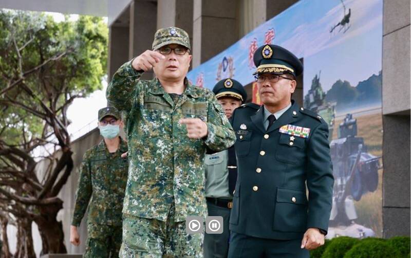 我國首支M1A2T戰車營將於本月底（31日）舉行成軍典禮，6軍團指揮官陳文星中將（中）前往新竹地區視導M1A2T戰車成軍整備情形。（圖：取自青年日報）