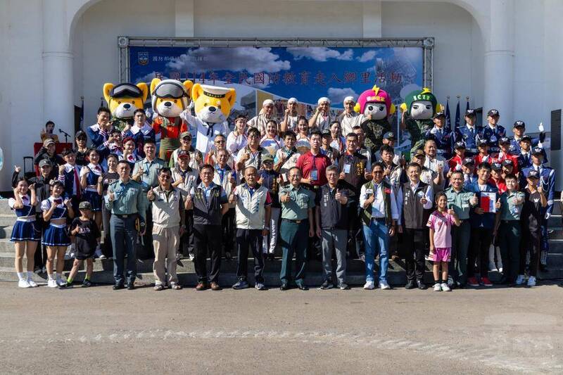 資通電軍指揮部於龍岡大操場舉辦「全民國防教育走入鄉里」活動。（圖：軍聞社提供）