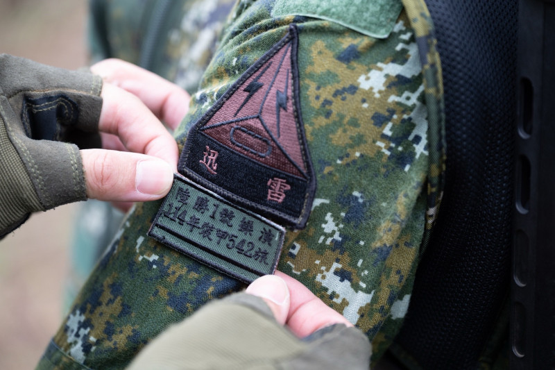 陸軍「陸勝一號」操演25日正式展開，以7天6夜不間斷的實兵對抗演練，務實驗證戰備訓練成效。圖為官兵配戴操演專屬臂章。（陸軍司令部提供）