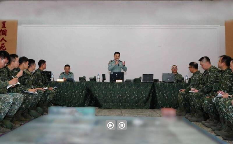 陸軍司令呂坤修上將先前親自視導「陸勝操演」的「甲軍」時表示，此次操演開放部隊使用空包彈、煙霧彈，目的是讓官兵能感受更趨於實戰演練，惟使用的時機必須合理。（圖：取自青年日報）