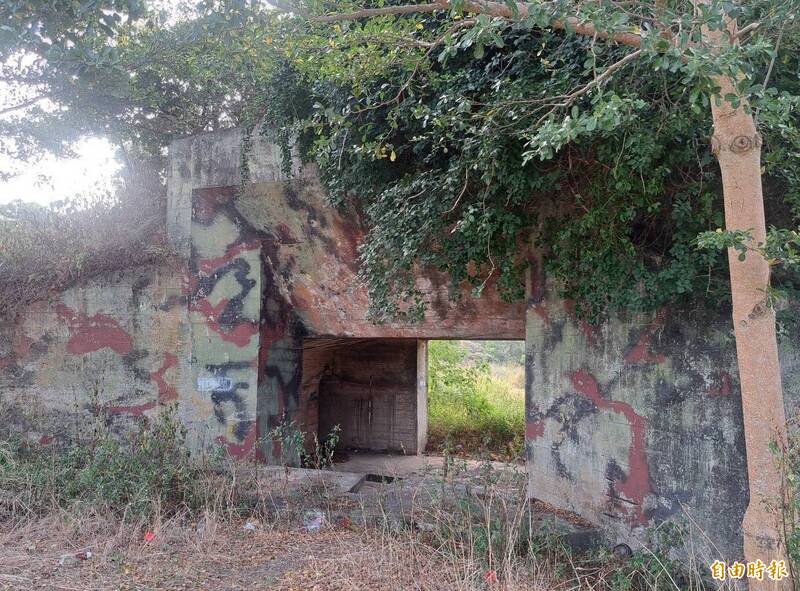 湖口大圓山陣地原為湖口演訓基地，留下多種軍事設施，如觀測所、機槍堡、碉堡、壕溝等。（記者廖雪茹攝）