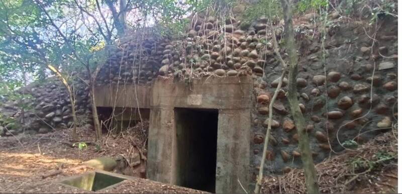 湖口大圓山陣地裡有大小不一十餘座碉堡。（郭台貴提供）