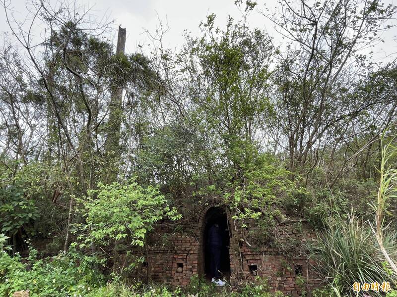 文史工作者期許湖口大圓山陣地未來結合樹群、壕溝群、碉堡群、古窯群的環山步道，形成兼具軍事展示與地方產業的森林公園。（記者廖雪茹攝）