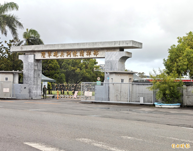 原在永康的陸軍砲訓部搬遷至關廟，連日來持續移防。（記者吳俊鋒攝）