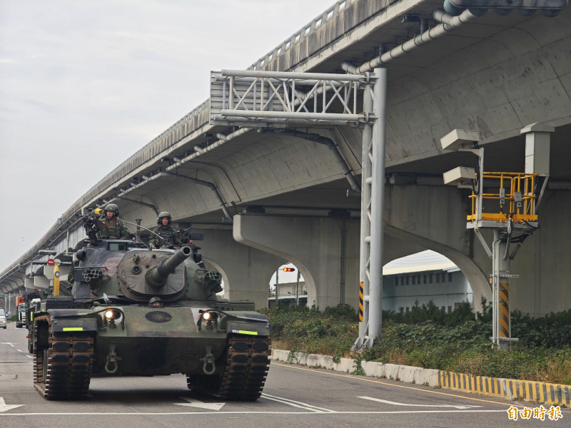陸軍進行「陸勝一號」操演，演練在西濱大橋一帶展開，現場出動3輛CM11勇虎戰車壓陣。（記者陳冠備攝）