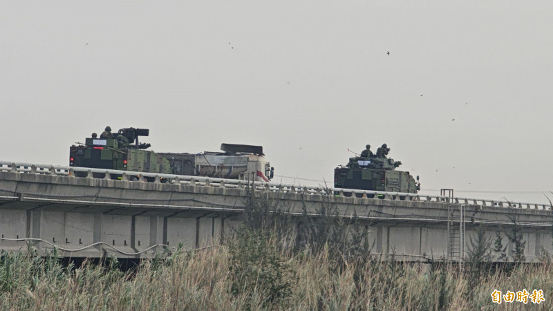 陸軍進行「陸勝一號」操演，演練在西濱大橋一帶展開，首先由CM34 、CM32雲豹甲車在橋上進行交叉掩護。（記者陳冠備攝）