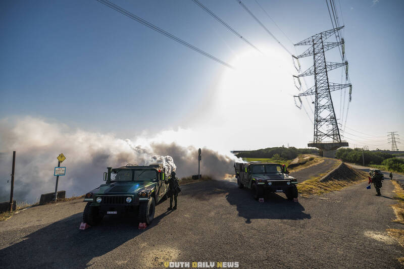 36化兵群出動M56渦輪發煙車，為機步234旅實施戰術機動掩護，最大保障部隊任務間安全。（取自青年日報）