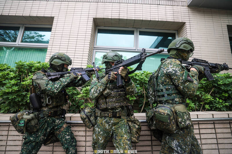 截至26日晚間，兩軍已分別推進到台中市區、彰化一帶，最快今日下午就會在彰、雲交界碰頭，到時周邊民眾聽見槍響聲別慌張，因為國軍正在實兵對抗操演。（取自青年日報）