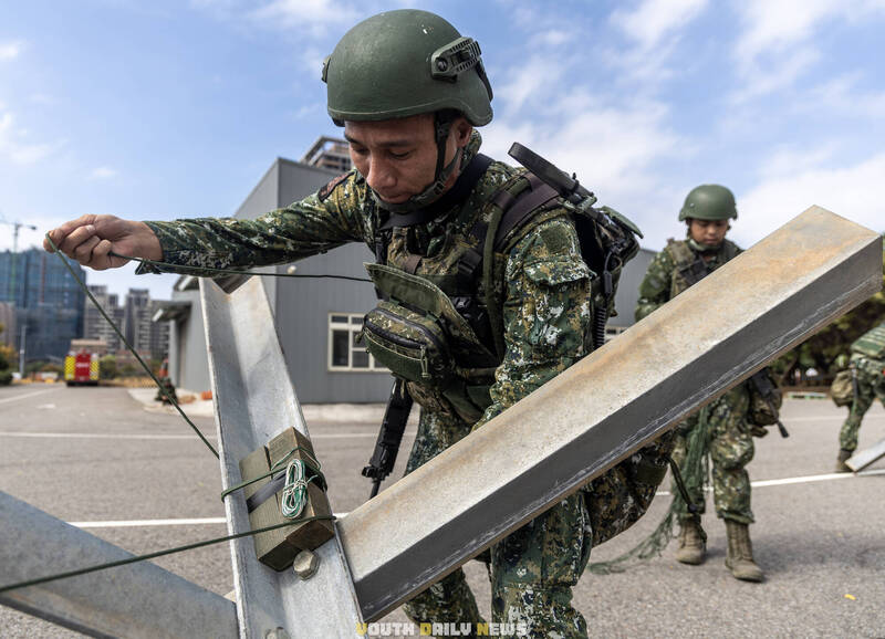 裝甲542旅聯兵3營工兵排運用TNT炸藥等工具，為主戰部隊清除路障，確保部隊前進。（取自青年日報）