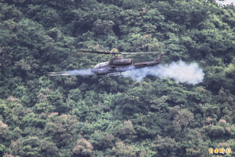 眼鏡蛇攻擊直升機火力全開。（記者蔡宗憲攝）