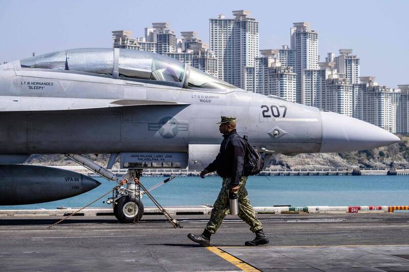 美國尼米茲號航艦上停放的F/A-18F戰機。（法新社檔案照）